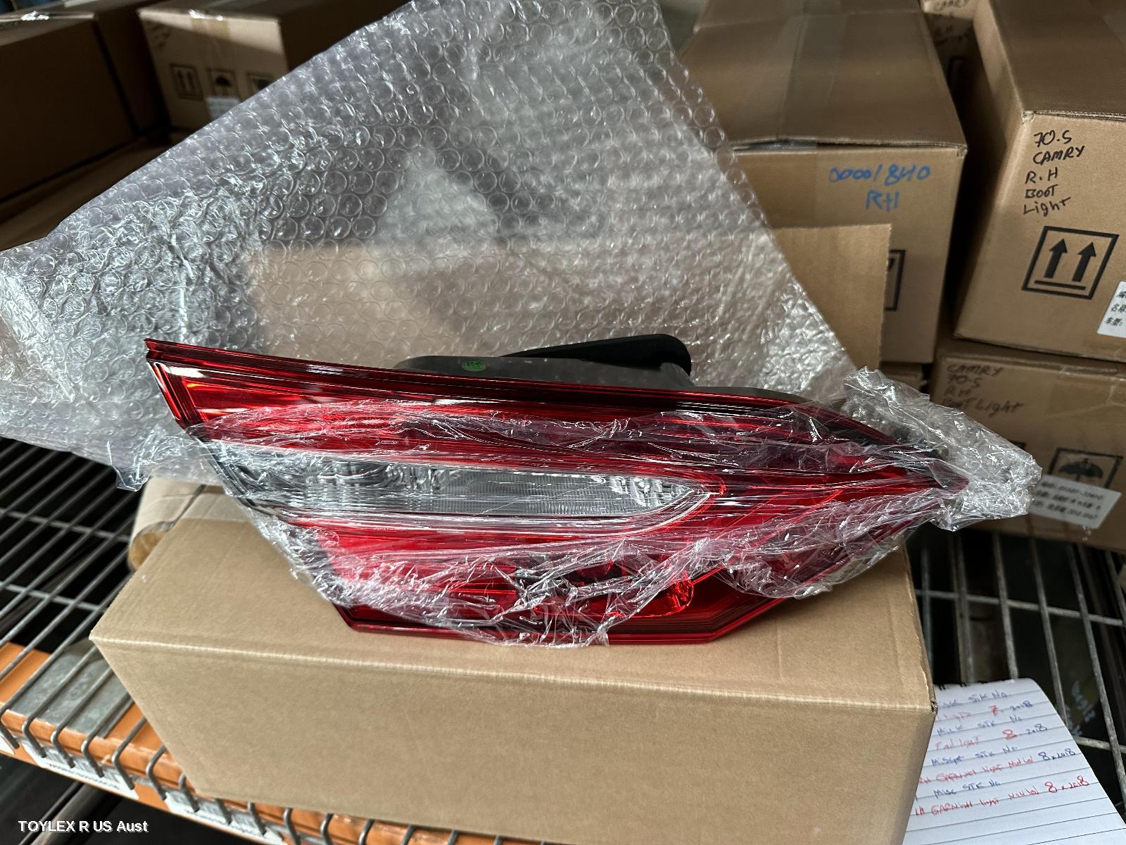 TOYOTA CAMRY 2018 Rear Garnish BOOTLID LAMP (LH SIDE), NON LED TYPE, XV70