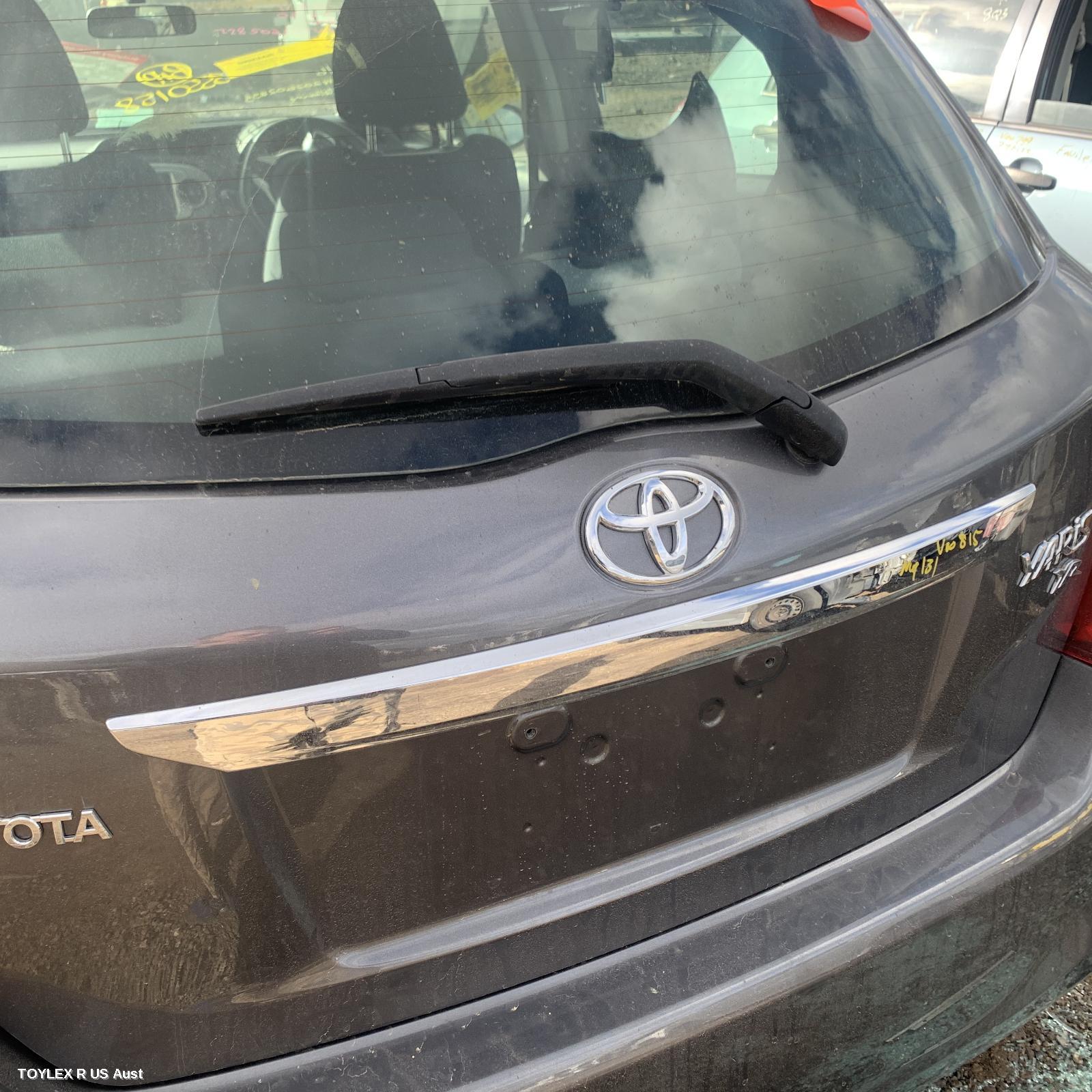 TOYOTA YARIS 2014 Rear Garnish LIFTGATE GARNISH (CENTRE), NCP13#