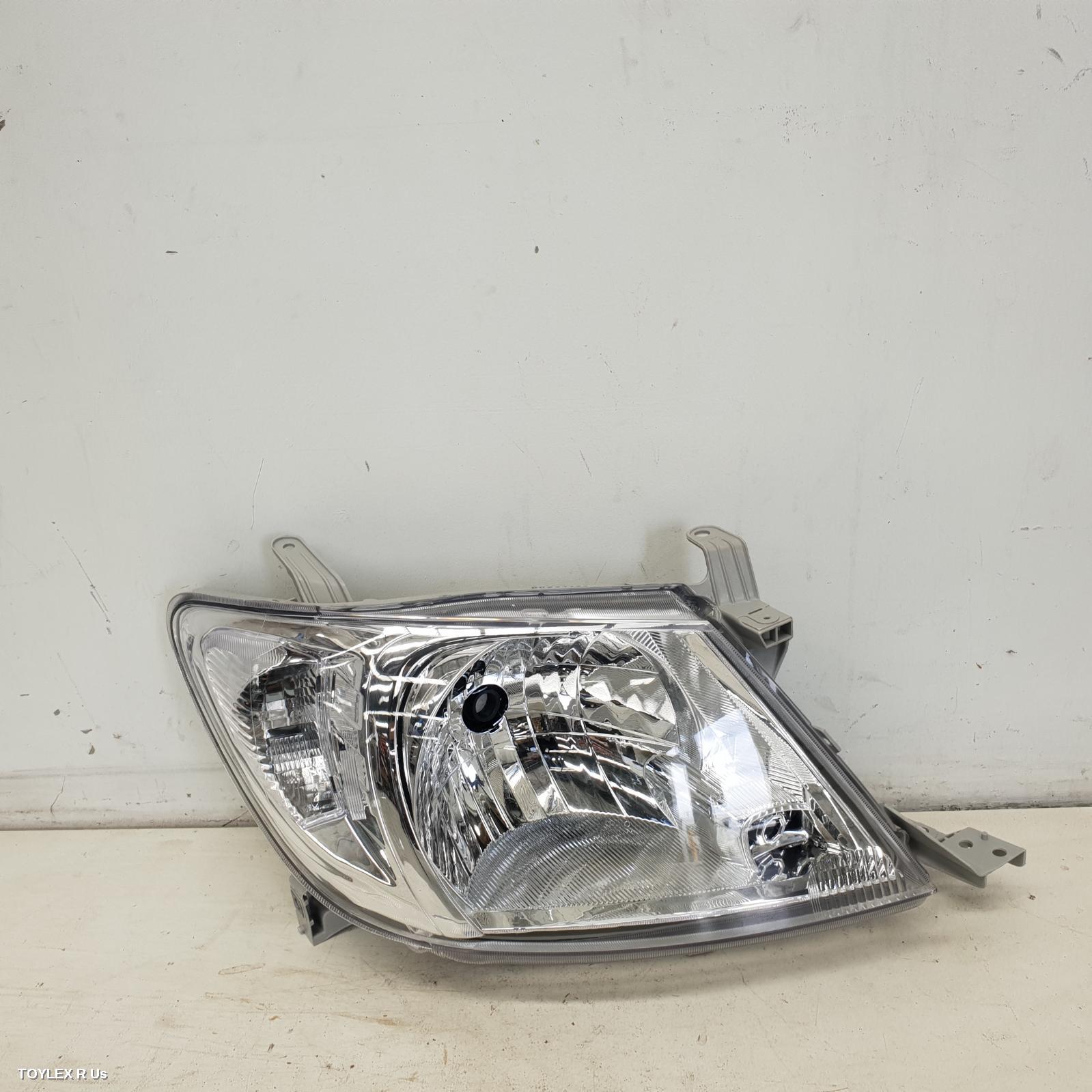 TOYOTA HILUX 2010 Right Headlamp