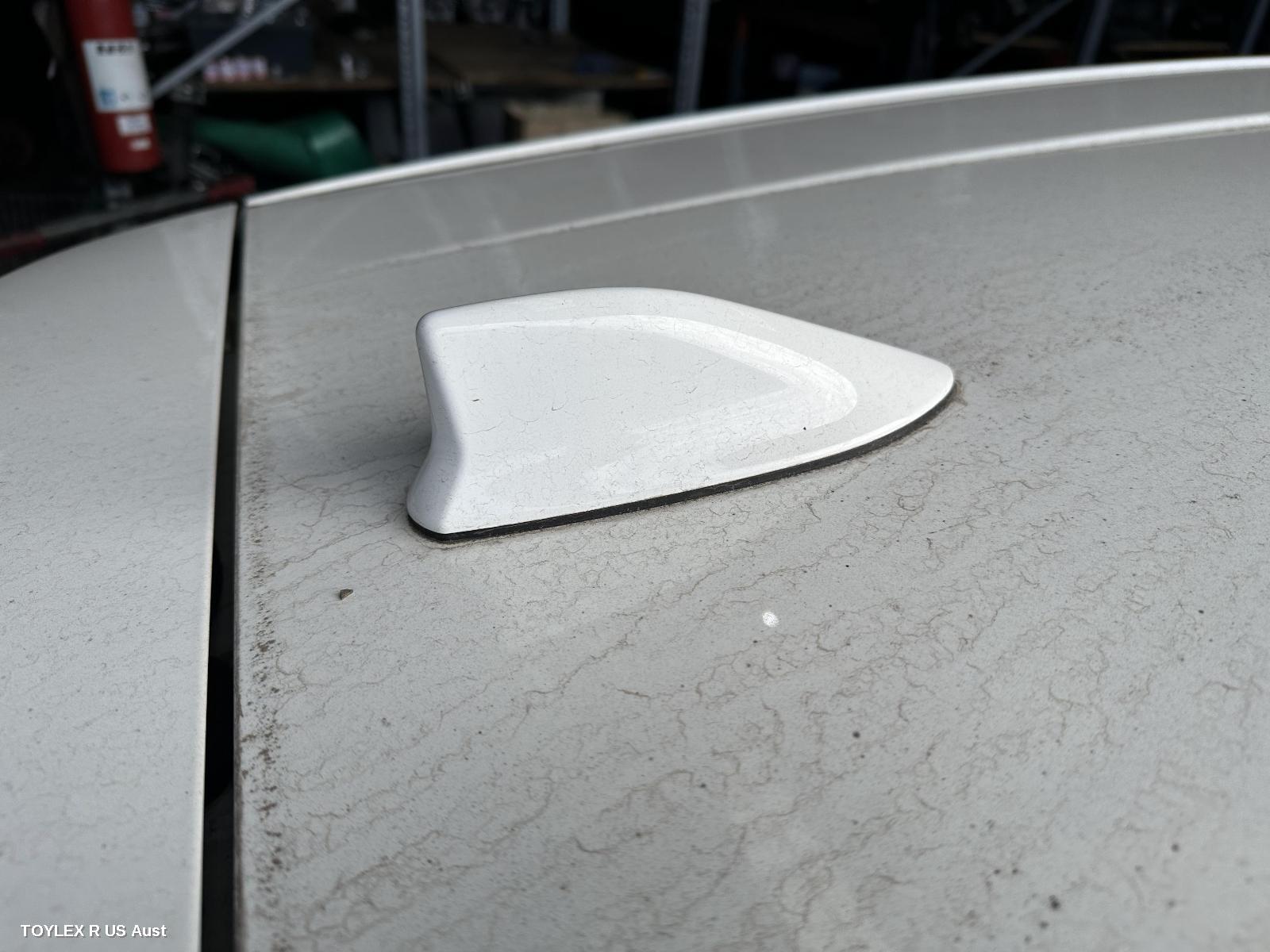 TOYOTA COROLLA 2015 Antenna ZRE182R