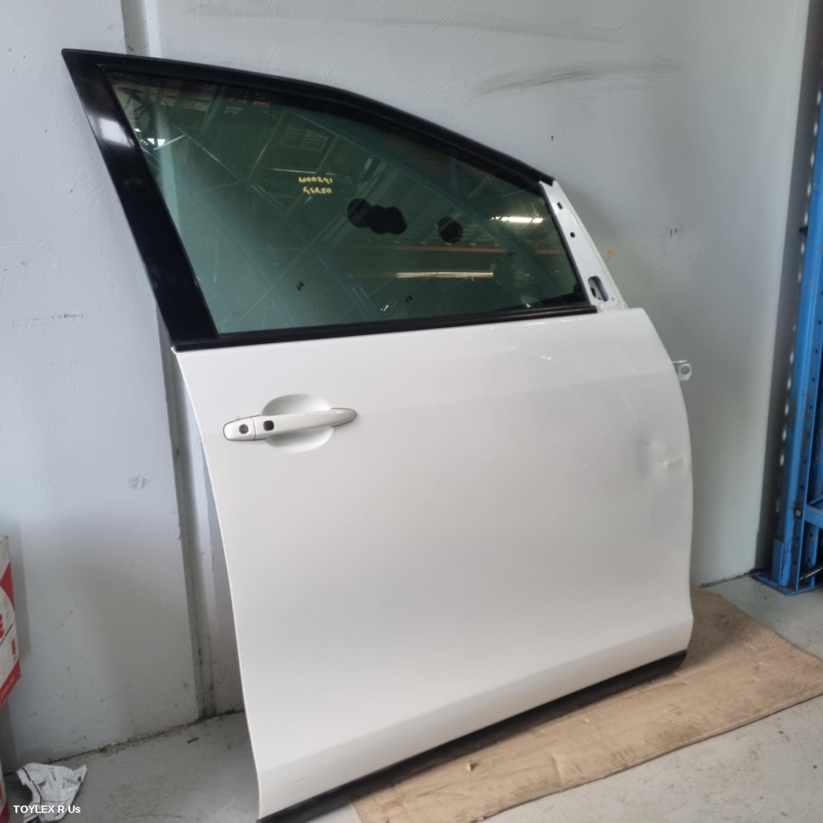TOYOTA TARAGO 2014 Right Front Door ACR50R