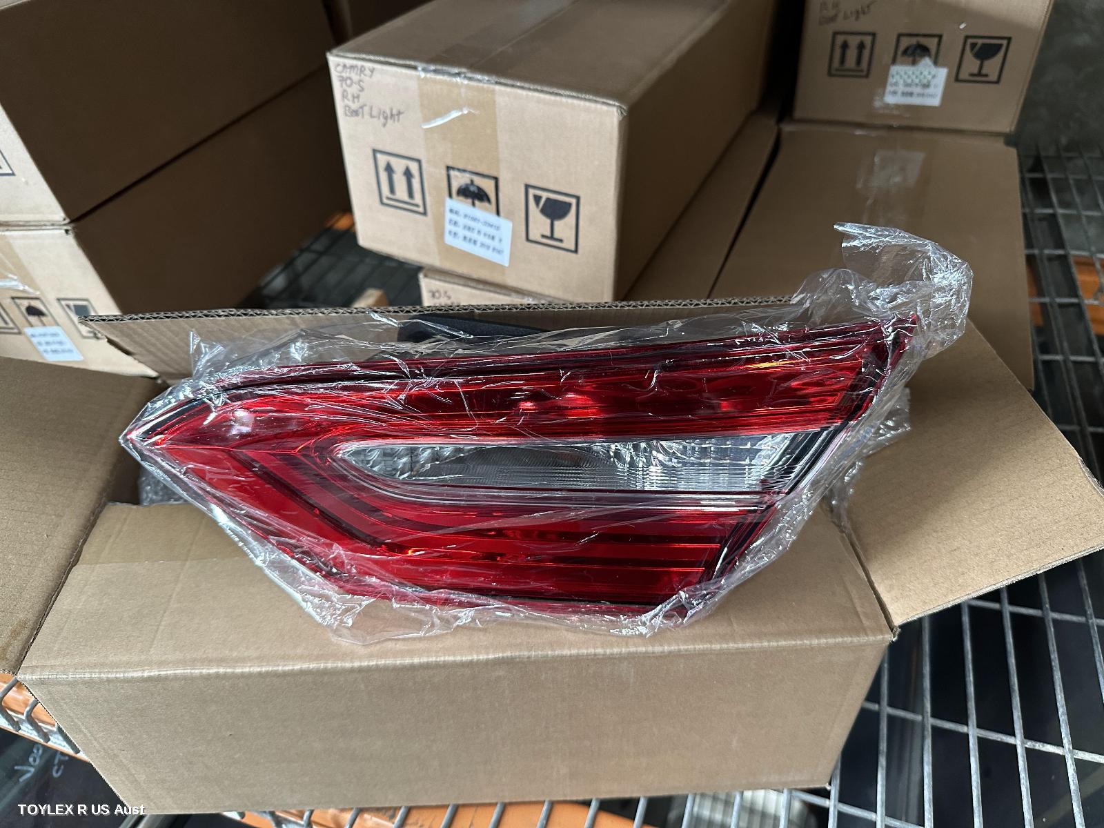 TOYOTA CAMRY 2018 Rear Garnish BOOTLID LAMP (RH SIDE), NON LED TYPE, XV70