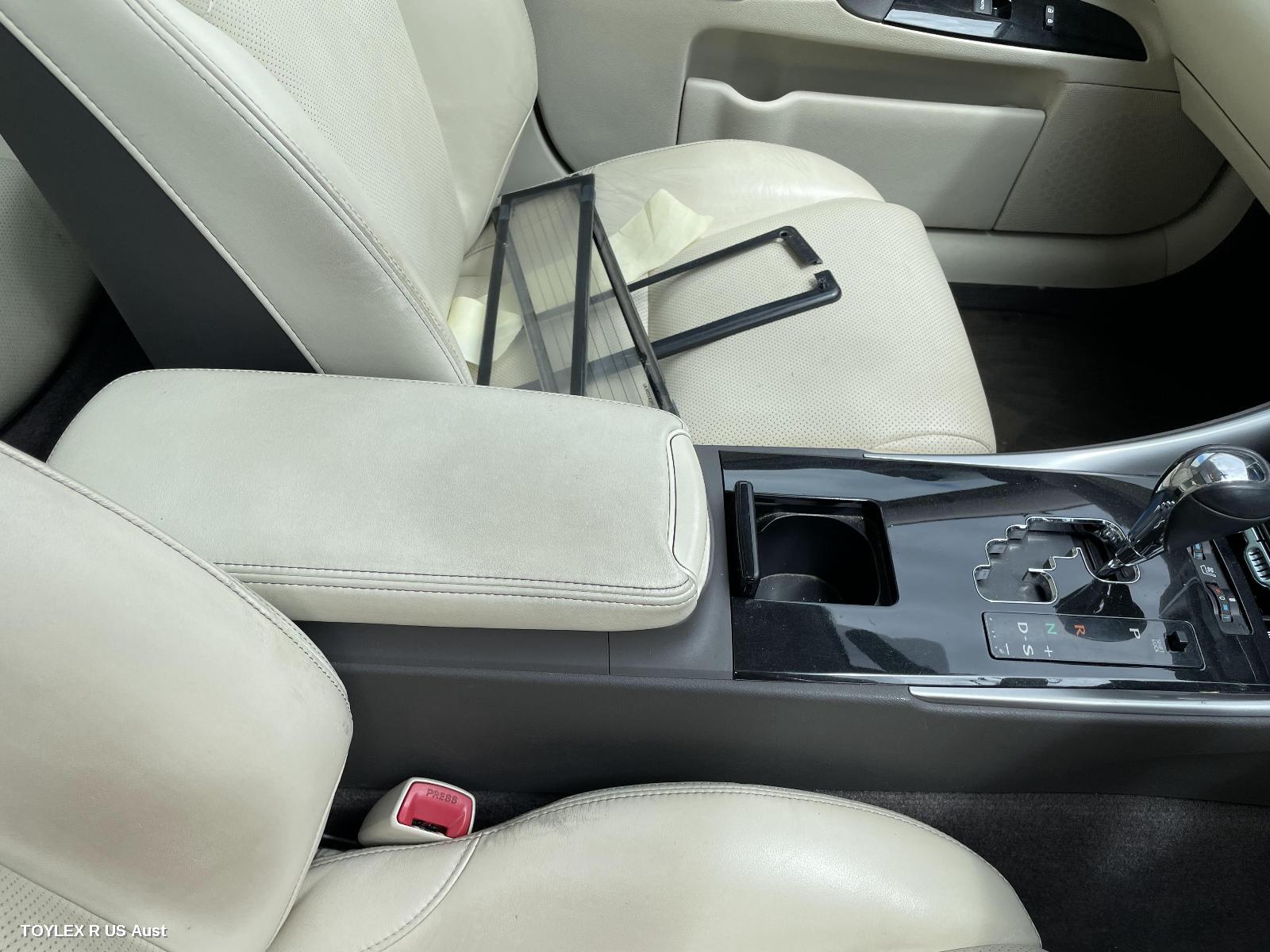 LEXUS IS250/IS250C 2010 Console GSE20R