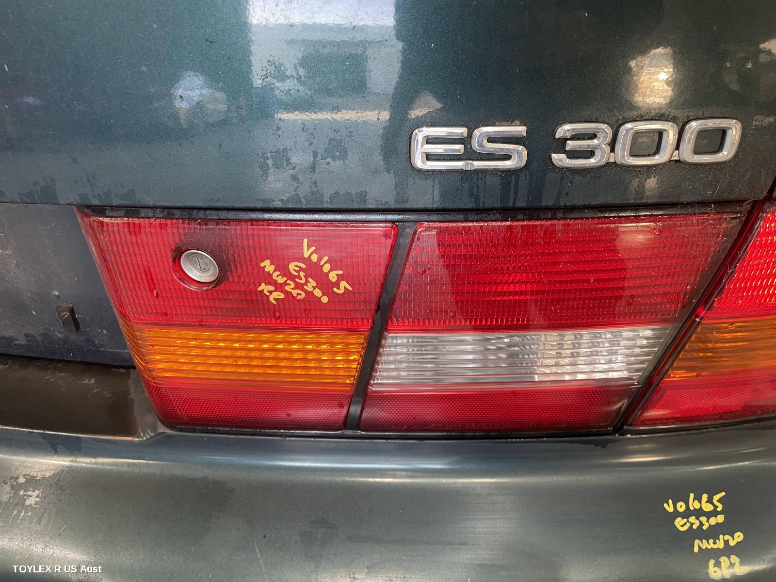 LEXUS ES300 (92-05) 1998 Rear Garnish BOOTLID LAMP (RH SIDE), MCV20