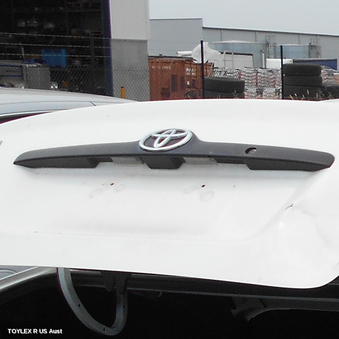 TOYOTA COROLLA 2006 Rear Garnish BOOTLID GARNISH (CENTRE), ZZE122