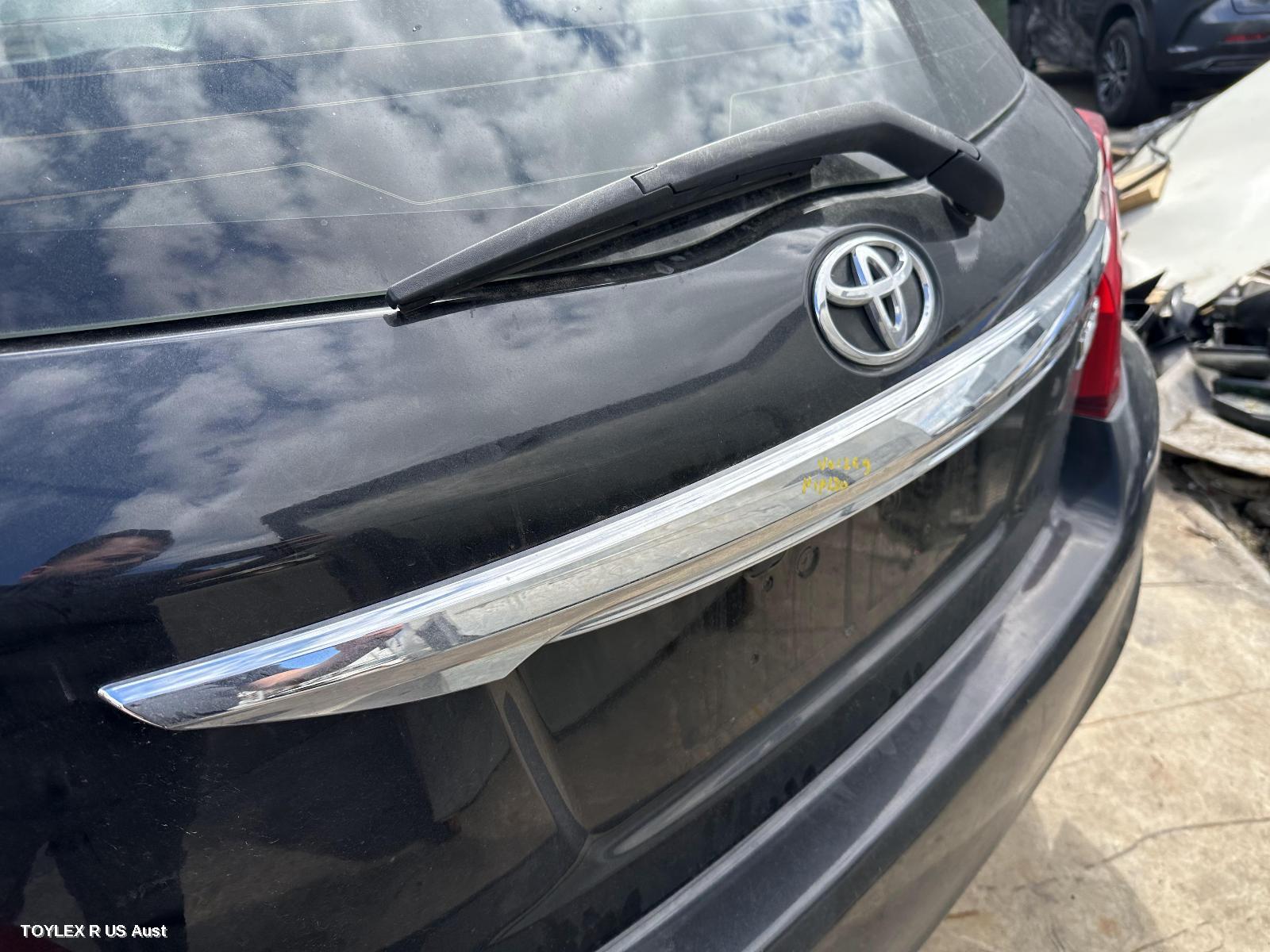 TOYOTA YARIS 2016 Rear Garnish LIFTGATE GARNISH (CENTRE), NCP13#