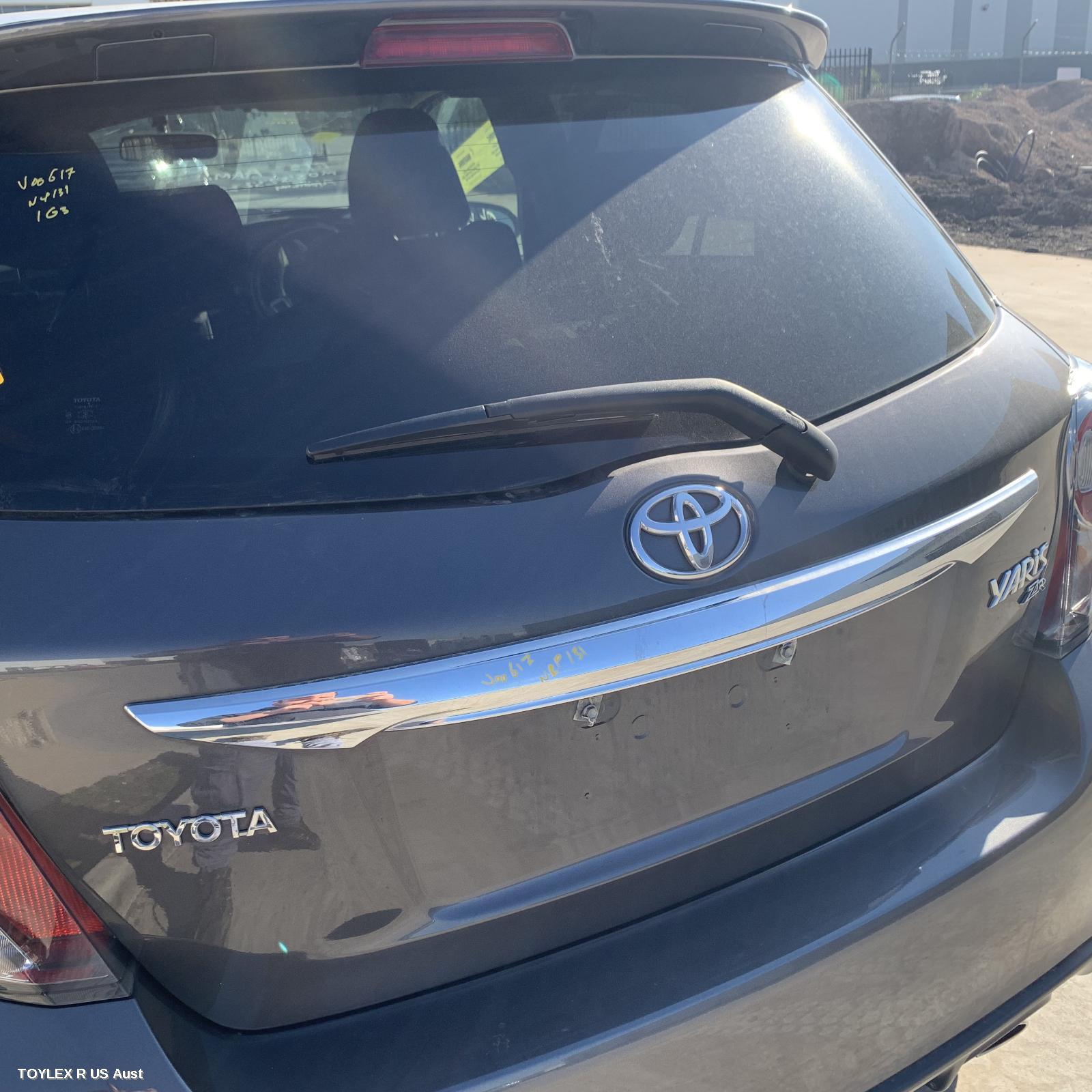 TOYOTA YARIS 2014 Rear Garnish LIFTGATE GARNISH (CENTRE), NCP13#