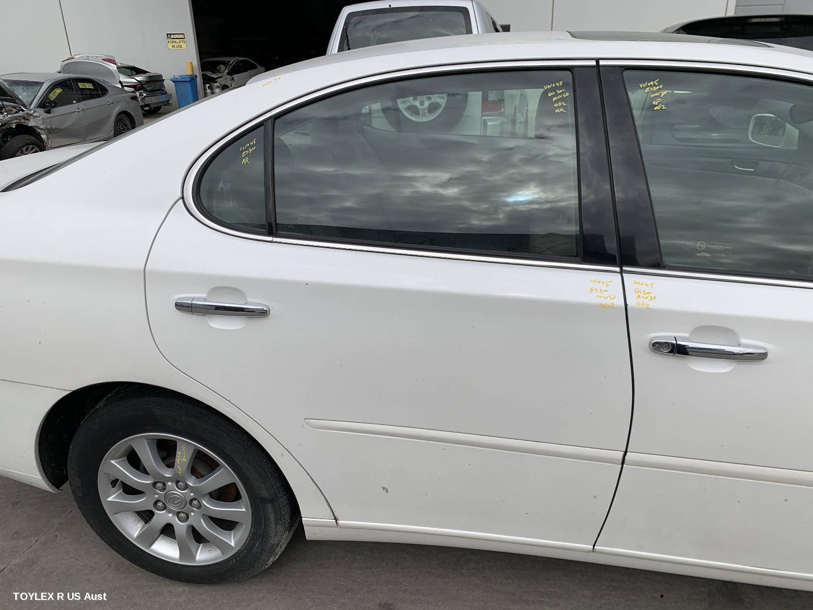 LEXUS ES300 (92-05) 2001 Right Rear Door Sliding MCV30