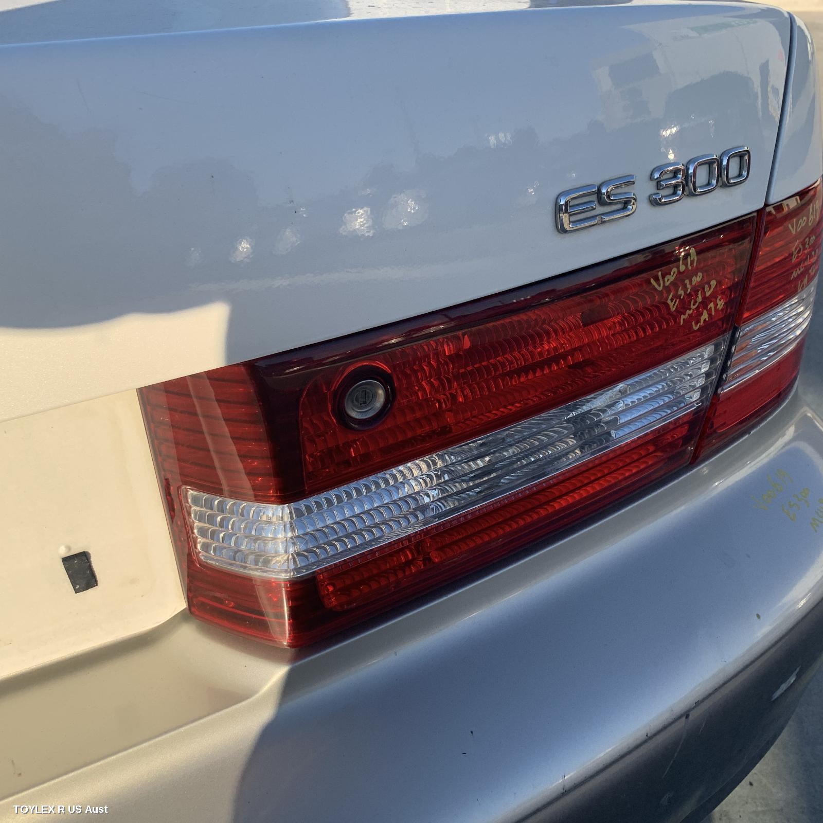 LEXUS ES300 (92-05) 2001 Rear Garnish BOOTLID LAMP (RH SIDE), MCV20